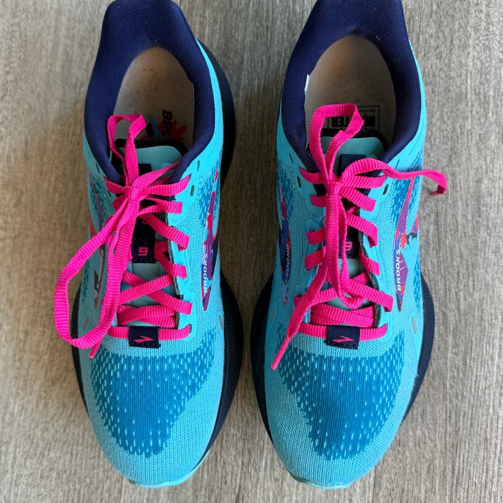 Brooks Launch 9 Women's Blue Athletic Sneakers with Pink Laces Size 6